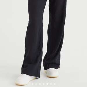 Svarta linnebyxor - Intressekoll på mina svarta linnebyxor från H&M som är helt slutsålda överallt! Köpt Storlek L för en längre byxa med snygg ocersized look. Jag är 165cm och de sitter perfekt över benen, bandet går att spänna in för o göra mindre det är inga som helst problem- alltså justerbara i midjan! 