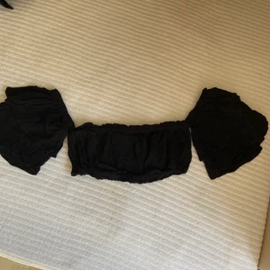 Offshoulder topp - Väldigt fin topp från Na-kd Linn Ahlborgs kollektion, i härligt material för sommaren. Är i bra skick och använd bara några få gånger. Storlek 36