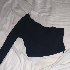 Svart enarmad tröja - Svart tröja med en arm. Super fin och i bra skick! Kan bifoga fler bilder!! Köparen står för frakt!