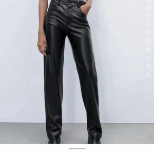  Skinnbyxor  - Säljer dessa vida skinnbyxor ifrån zara i storlek xs, detta är på grund av jag knappt har använt dom. Sitter jätte fint men vill bli av med dom då det ej kommer till nån användning, dom är helt fel fri ❤️ ( kom privat för fler bilder) 