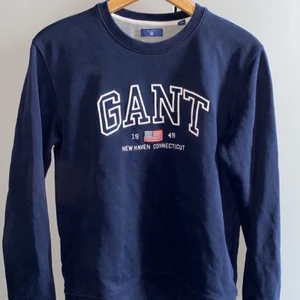 Blå sweatshirt från gant - Mörkblå sweatshirt från gant. Mycket fint skick 