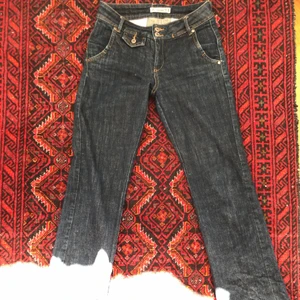 jeans - Snygga jeans från denim 34! Längs ner har de en linje då de varit uppsydda förut! Modellen är 166 de passar bra på mig (160) uppsydda