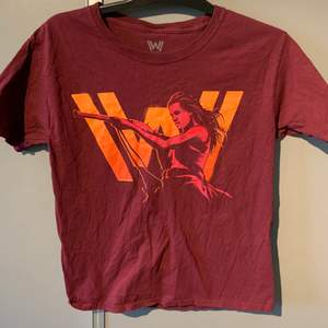 Vinröd t-shirt med westworld tryck från en limited lootcrate. Storleken är en S men den är lite oversized