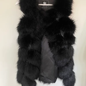 Pälsväst svart  - Svart Pälsväst 200kr passar XS/S