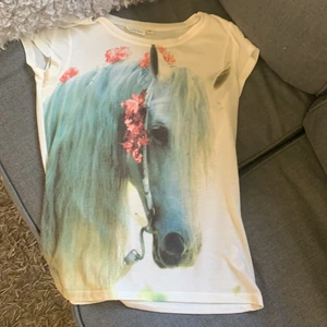 Hästtröja🐴 - Gammal tröja som jag använde till ridningen när jag var yngre. Fin Hästtröja till sommaren. Kort ärmad med några diamanter på🐴