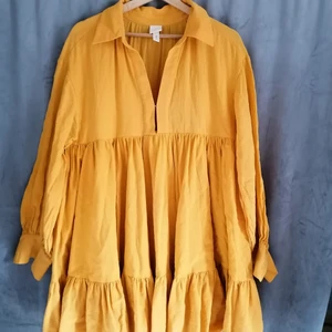 Gul klänning - Säljer denna klänning som inte ens i närheten är i min stil längre. Den är väldigt fluffig och skön att ha på sommaren. Köpte den på h&m för 500 kr då den var exklusiv eller något liknande. Den har knappar vid handleden och en hake för att stänga igen v-ringningen lite. Är knappt använd, köparen står för frakt (: