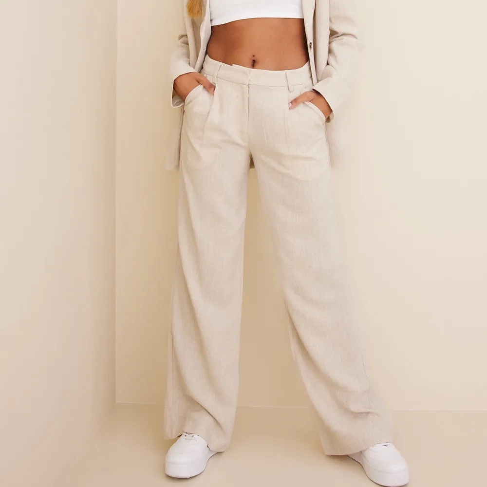 Perfekta beige linnebyxan!! Populära modellen ”loose linen pants” från nelly (slutsålda)! Lite oversize o så långa i benen!!! Mkt bra skick! 🫶🏼 Köpta för 699:-. Jeans & Byxor.