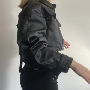 Skinnjacka NAKD x Angelica Blick - Säljer denna dundersnygga skinnjacka från Angelica Blicks tidigare kollektion med NAKD. Storlek 34 men är oversized. Den är även croppad. ÄLSKAR den men kommer tyvärr inte till så mycket användning längre :/ HELT slutsåld!! Frakt 51 eller 66kr spårbart💕💕💕 Skriv för fler bilder