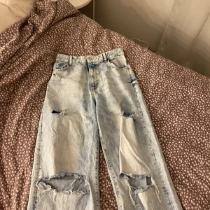 Jeans från bershka  - Jeans från bershka. Använda fåtal gånger. Dom är i stl 40 men är insydda då dom var lite förstora så skulle säga att dom passa 38/36. Köparen står för frakten 