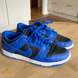 Nike dunk low - Säljer mina dunks! Inköpta från JD sport och kvitto finns. Originalbox är slängd. Knappt använda, skicket skulle jag säga är 9/10. Säljes pga för små och inte används. Även intresserad av trades. Hojta!🥂