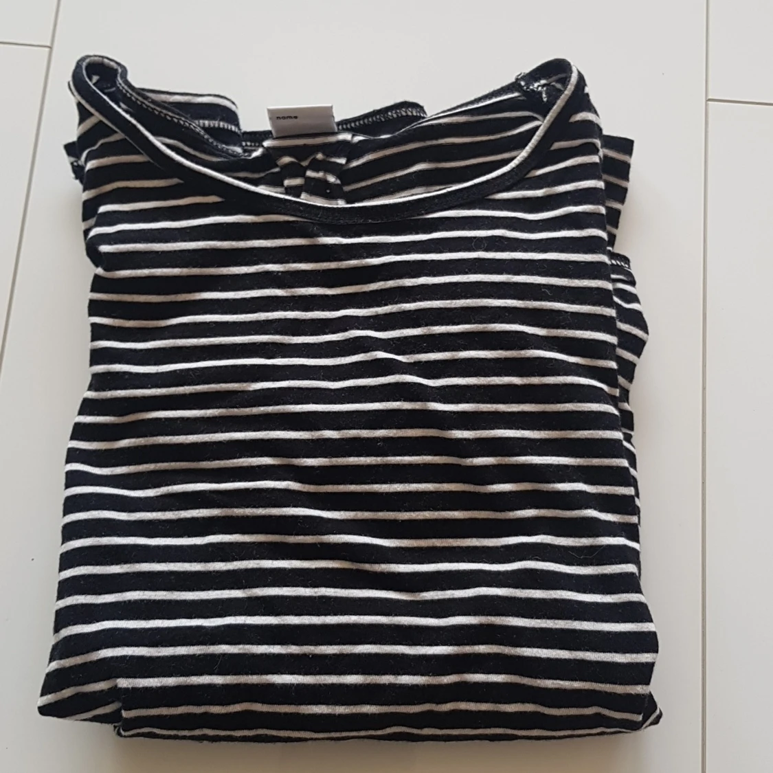 Svart och vitrandig tröja - 90