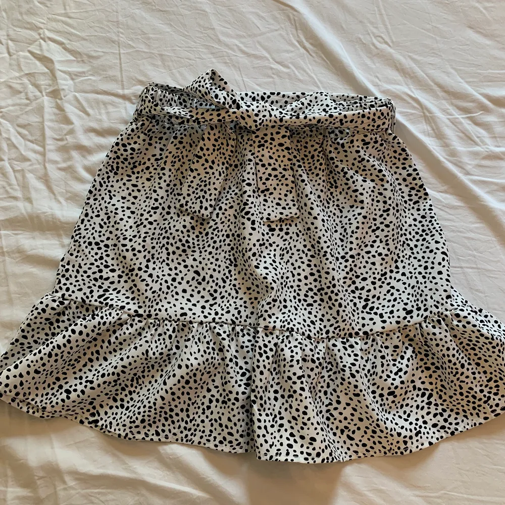 Säljer denna kjol från Shein i storlek XS. I nyskick då den aldrig är använd. Skicka ett meddelande om du funderar över något! ⚡️. Kjolar.
