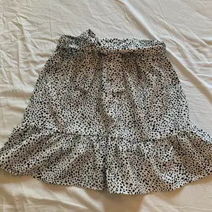 Säljer denna kjol från Shein i storlek XS. I nyskick då den aldrig är använd. Skicka ett meddelande om du funderar över något! ⚡️