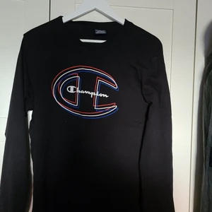 Champion tröja M - Långärmad tröja tillverkad av Champion i M. Använd 1-2 gånger och i mycket fint skick.