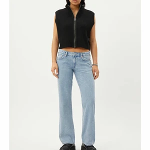 Lågmidjade weekday jeans - Säljer dessa somriga lågmidjade jeansen från weekday! Helt oanvända då dom tyvärr var för korta på mig som är 176 cm lång ❤️