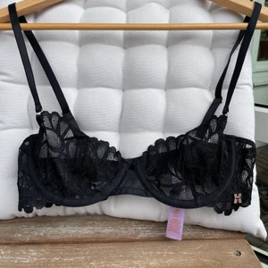 Bh/bralette från SavagexFenty - Den perfekta svarta spetsBHn från SavagexFenty! Jag älskar denhär, den är SÅ fin i kuporna men tyvärr för liten för mig :( Den är bara testad en gång, aldrig använd! Den är i storlek 85C💕 Hör av er om ni har några frågor eller annat💕🥰🌸