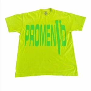 ASAP Rocky x VLONE ”PROMENVD” T-Shirt 🦖 - ASAP Rocky x VLONE ”PROMENVD” T-Shirt 🦖  Pris - 900kr  Storlek - L  Condition - 9/10  Köp sker via DM  Fraktas över hela Sverige, kan också mötas upp i Skövde📍