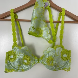 Savage x Fenty lingerie - Ett OTROLIGT fint underkläderset från savagexfenty! Underkläderna har aldrig använts bara testats en gång, tyvärr var båda för små och det gjorde verkligen ont i hjärtat för att jag tycker att dom är otroligt fina! Bhn är i 85C och trosorna är i L💕 Skriv och hör av er om ni har några frågor!! Frakt kan diskuteras