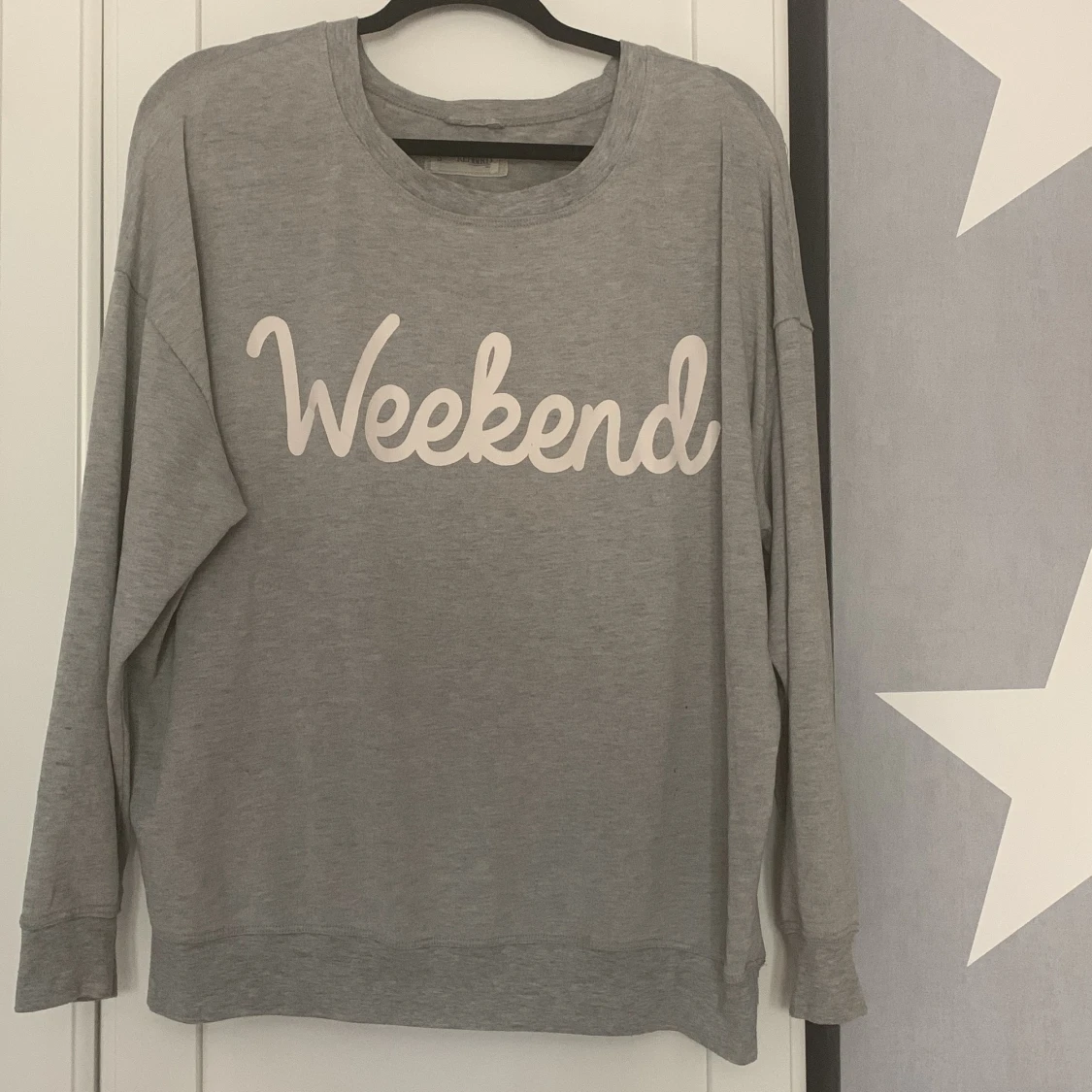 Grå tröja utan luva med weekend tryck.