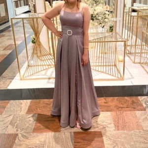 Festklänning  - Festklänning som är använd endast en gång, passar st 38 mrn även 40. Använd några timmar så den är fin och i princip oamvänd. 