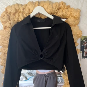 Zara skjorta - En skjort topp från zara som aldrig blivit använd, strl S. Köparen står för frakt🥰