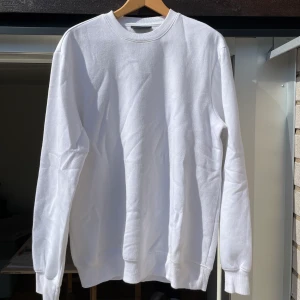 Vit Sweatshirt - Skön vit sweatshirt från H&M storlek S. Passar inte mig längre så kanske kan göra någon annan nytta! Bara att höra av sig om det undras över något! :)