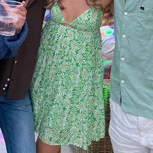 Klänning - Jätte fin klänning från zara som jag hade på midsommar men som inte kommer till använding längre. Står ej för frakten💕