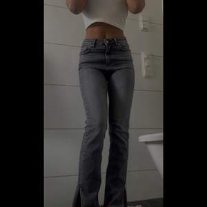 Säljer mina gråa slits jeans från Zara i storlek 36, dem är i väldigt bra skick, använda fåtal gånger!🤩 (står inte för frakt) hör av dig vid frågor💕