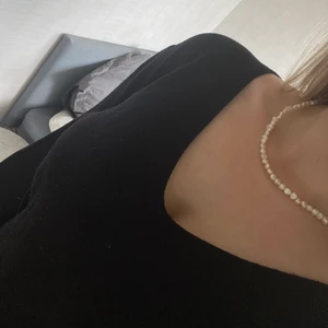 Svart ballongärmad tröja - Säljer då den inte kommer till användning längre, varit med ett tag och därför lite nopprig men annars i gott skick🤍frakt tillkommer