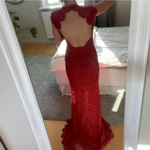 Röd balklänning - Superfin balklänning från revolve, öppen i ryggen och slits fram, superskick, köpare står för frakt❤️❤️