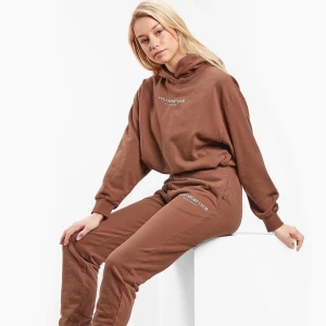 Brun Hoodie - Brun Svea hoodie i strl S med resor i midjan💕 Säljer pga att den inte används längre! Hör av er vid intresse, kan fixa fler bilder!🌷✨ pris kan diskuteras