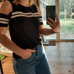 Svart t-shirt med vita ränder - 💫Svart t-s med vita ränder storlek 34/36💫