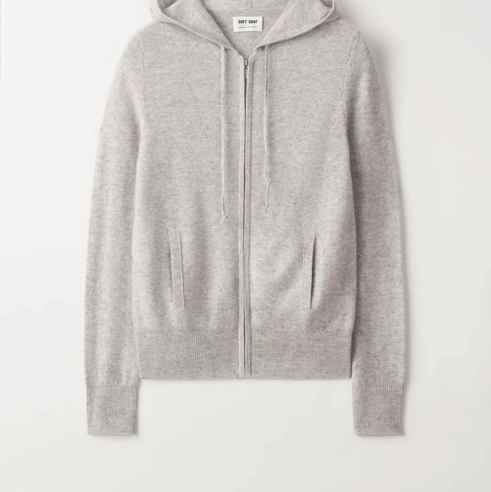 Säljer super fin grå hoodie från softgoat med sipp! Äkta! Går möjligtvis att pruta vid snabb affär ❤️. Tröjor & Koftor.