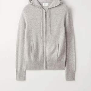 Säljer super fin grå hoodie från softgoat med sipp! Äkta! Går möjligtvis att pruta vid snabb affär ❤️