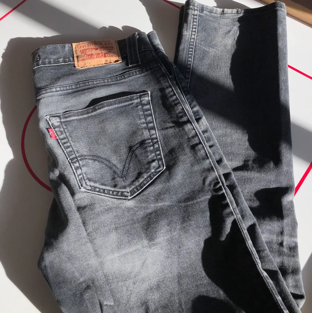 Gråsvarta jeans från Levi strauss & co. Det är herrmodell, modellen 511 och storleken är W36 L34. Hör gärna av er vid eventuella frågor❤️❤️🥰 de har li tre slitage längst ner och vid några sömmar. Jeans & Byxor.