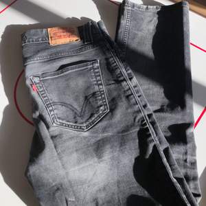 Gråsvarta jeans från Levi strauss & co. Det är herrmodell, modellen 511 och storleken är W36 L34. Hör gärna av er vid eventuella frågor❤️❤️🥰 de har li tre slitage längst ner och vid några sömmar