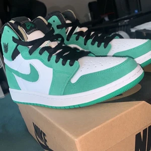 JORDAN 1 HIGH ZOOM AIR CMFT - 🔱Jordan 1 High Zoom Air CMFT Stadium Green🔱.            Helt oanvända och direkt från boxen. Extremt fina färger och väldigt sköna. De är gjorda för att vara mjukare mot foten (CMFT i namnet). Köpare står för frakt. 