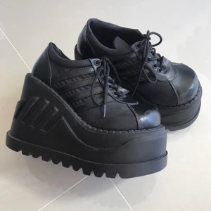 Demonia stomp 08 - Säljer ett par av mina favorit skor från demonia i modellen stomp 08. Använda endast 2/3 gånger i perfekt skick och hoppas att någon får mer användning av dom ! Köpta för 1199 kr säljer mina för 700 plus spårbar frakt 99kr! Ställ frågor om du har några