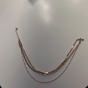 gulligt halsband från veromoda  - Säljer detta fina guldiga halsband som sitter ihop från veromoda😍 endast använd 1 gång! 