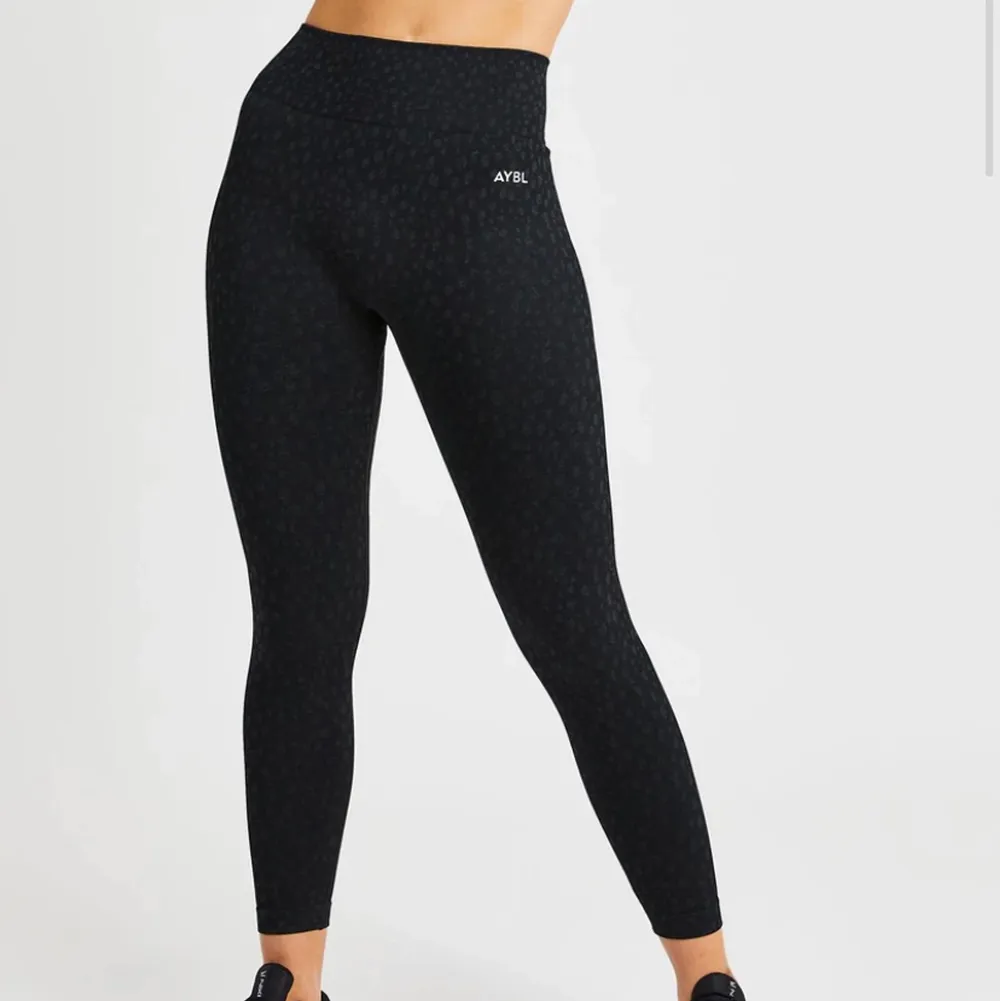 Tights från Beaybl (EVOLVE SPECKLE SEAMLESS LEGGINGS) i storlek M. Dom var för stora märkte jag efter en användning, så tyvärr kan jag inte ha dom, så med det sagt bara använda en gång. Köptes för 44 euro, alltså ca 450 sek :). Jeans & Byxor.