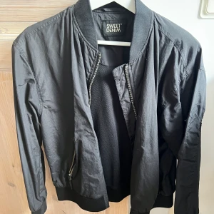 Sweet denim jacka - Bomberjacka från sweet denim. Tunn och skön nu till sommaren. Skicka gärna för fler bilder eller om ni undrar något! Kan mötas upp eller skicka, och priset är förhandlingsbart!