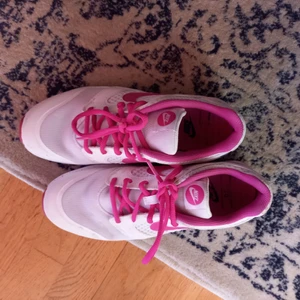 Nike storlek 40 - Som du ser har använt den men inte mycket. Den funkar bra fortfarande. Nike storlek 40 för du som gillar innesport. Den är inneskor 