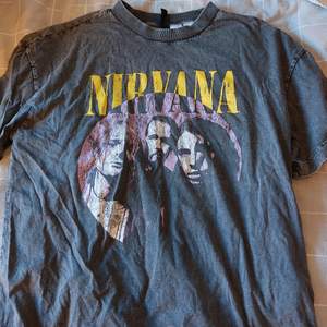 Säljer nu denna nirvana tröja, pga kommer inte till användning längre(original prisent är runt 240) pris kan diskuteras💞💫