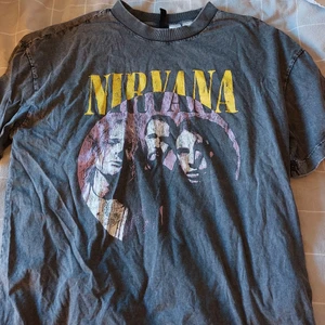 Nirvana t-shirt - Säljer nu denna nirvana tröja, pga kommer inte till användning längre(original prisent är runt 240) pris kan diskuteras💞💫