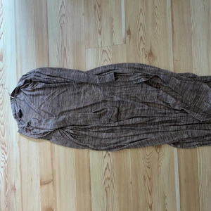 Lång kofta  - Lång kofta i tunnt och skönt material! Grå/beige, stretchig och två små slitsar. Knappast använd. Storlek XS 