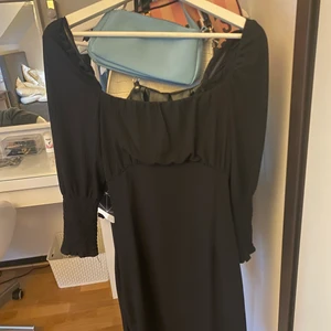 Superfin sommarklänning från Bikbok - Jättefin sommarklänning från bikbok som köptes förra sommaren för 400 ock är bara använd 3-4 gånger. Jättefint skick! Snörena där bak gör att den är justerbar. Säljer pga att jag inte tror att jag kommer få någon användning av den denna sommar. Stolek S.