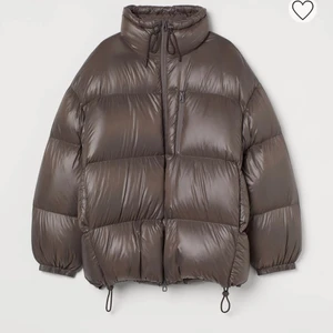 HM dunjacka S - Jättefin lite oversized dunjacka som aldrig kommer till användning:/ Köpte den här på plick men aldrig använt.❣️Nypris 1299kr