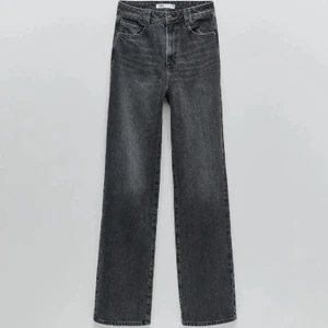 Gråa vida jeans  - Superfina långa gråa jeans som tyvärr inte kommer till användning. Fint skick. Tillräckligt långa på mig som är 177 cm lång. Frakt tillkommer💕