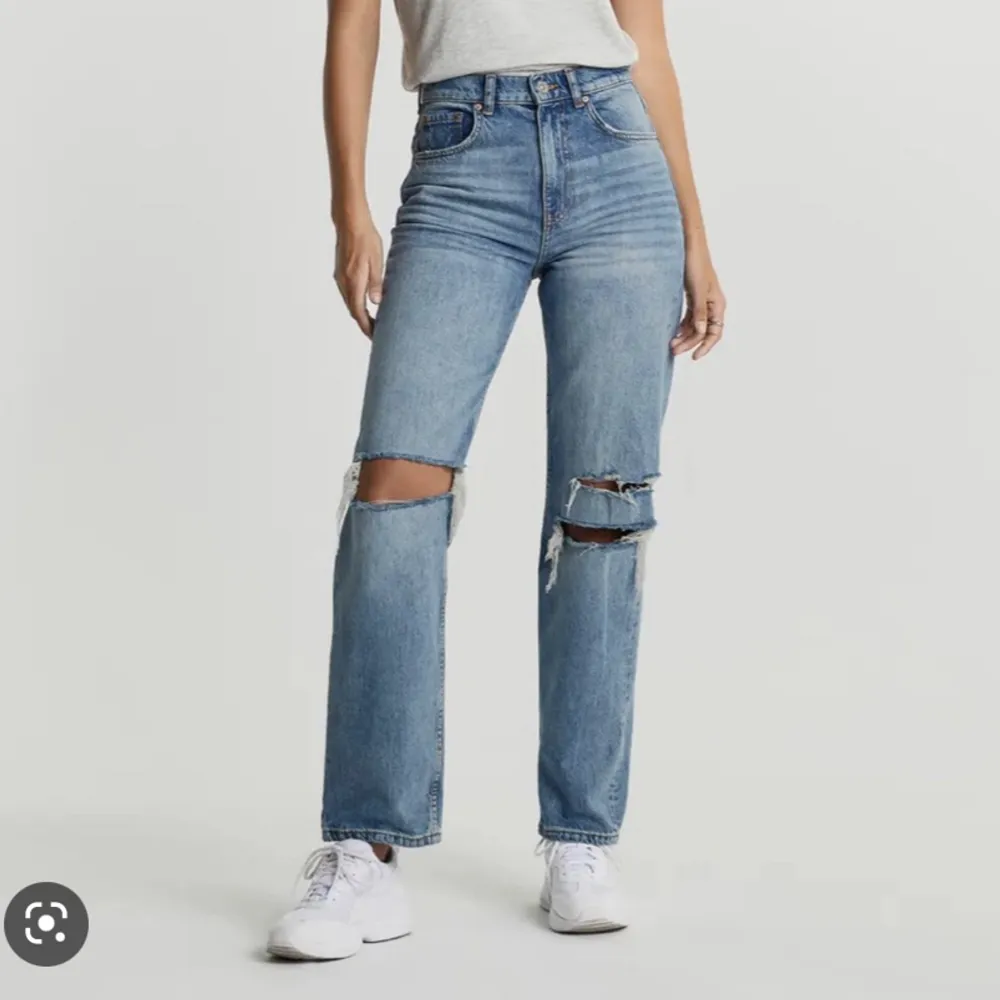 Håliga jeans från Gina Tricot i storlek 36. Jeans & Byxor.