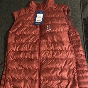 Haglöfs väst - Hej jag säljer denna väst för kvinnor. Den är storlek M och kostar 2200kr i affär. Den är aldrig använd helt ny och i perfekt skick.  Pris kan diskuteras  Möts i Stockholm 
